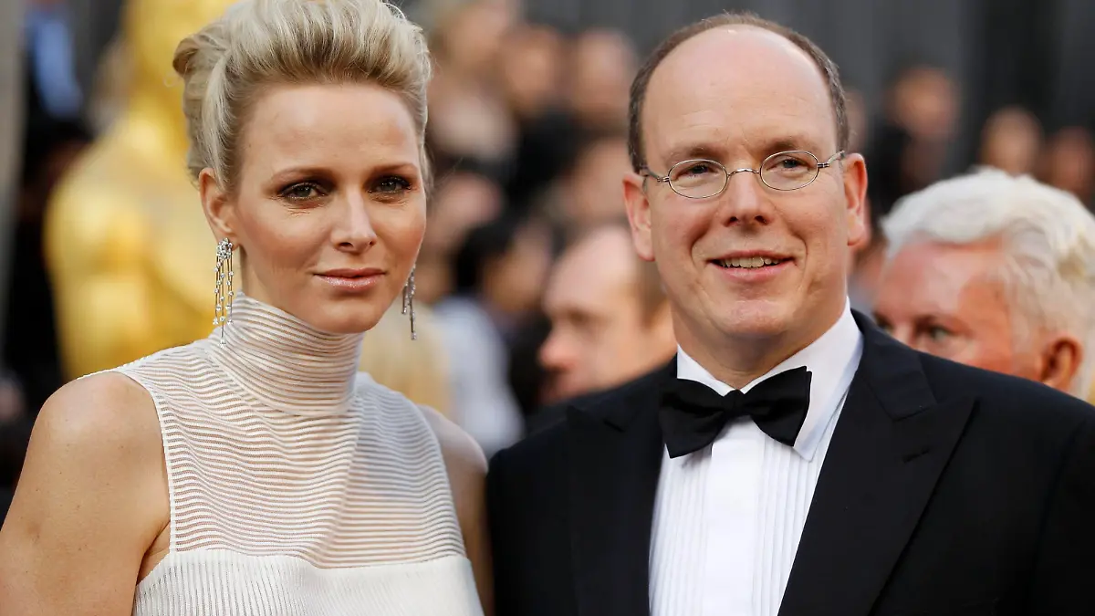 Prince Albert of Monaco and his wife Princess Charlene arrive at the 84th Academy Awards in Hollywood, California, February 26, 2012.   REUTERS/Lucy Nicholson (UNITED STATES  - Tags: ENTERTAINMENT ROYALS)  (OSCARS-ARRIVALS)