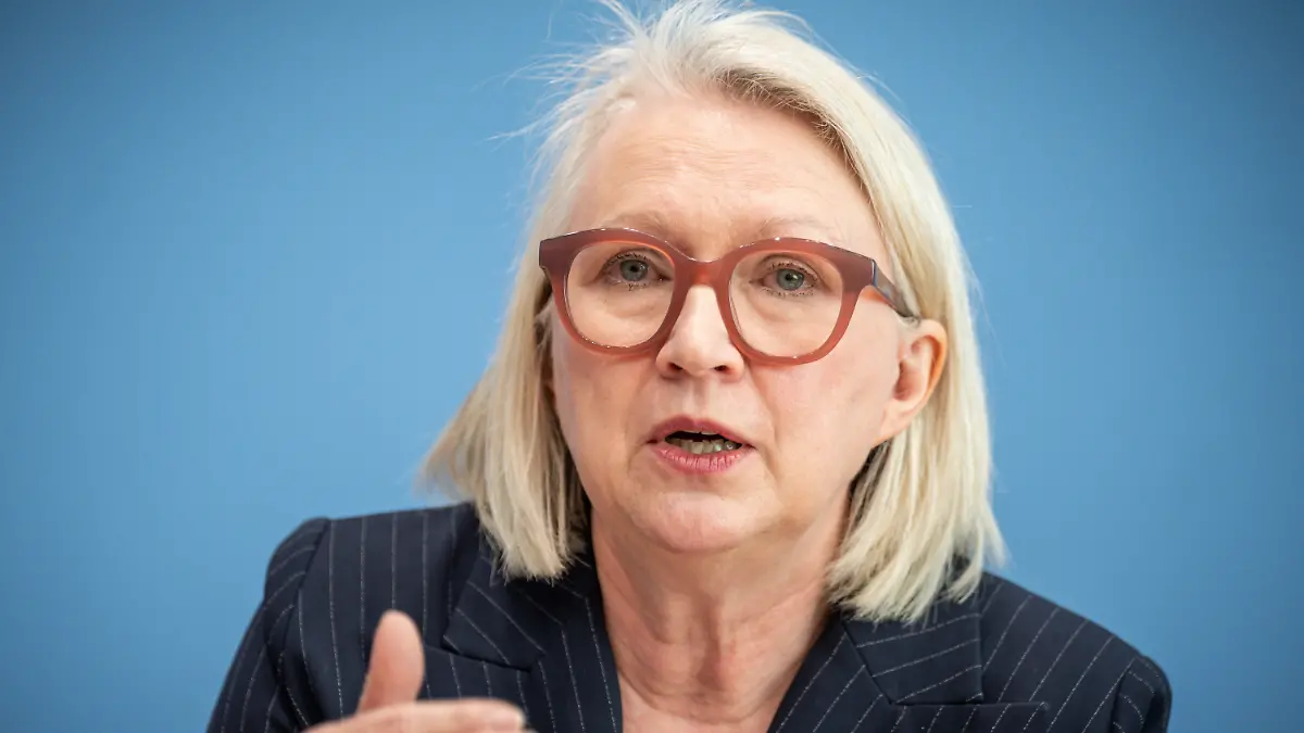 ARCHIV - 09.11.2022, Berlin: Monika Schnitzer, Vorsitzende des Sachverständigenrats, nimmt an der Vorstellung das Jahresgutachten 2022/2023 zur Begutachtung der gesamtwirtschaftlichen Entwicklung Teil. (zu dpa "Ökonomin gegen Dividenden bei Preisbremse - Habeck: «Brandmauer»") Foto: Michael Kappeler/dpa +++ dpa-Bildfunk +++