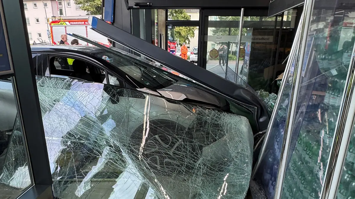 Das Auto durchbrach eine Glasscheibe und kam vor einer Palette mit Wasserflaschen im Laden zum Stehen.