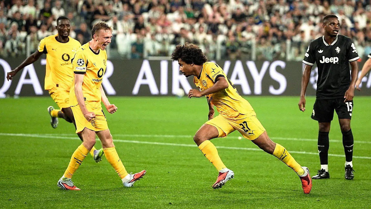 Karim Adeyemi (M) jubelt nach seinem Treffer zum 1:0 für Borussia Dortmund.