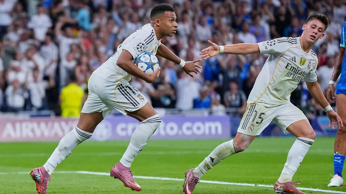 Kylian Mbappé (links) nach seinem Treffer zum 1:1