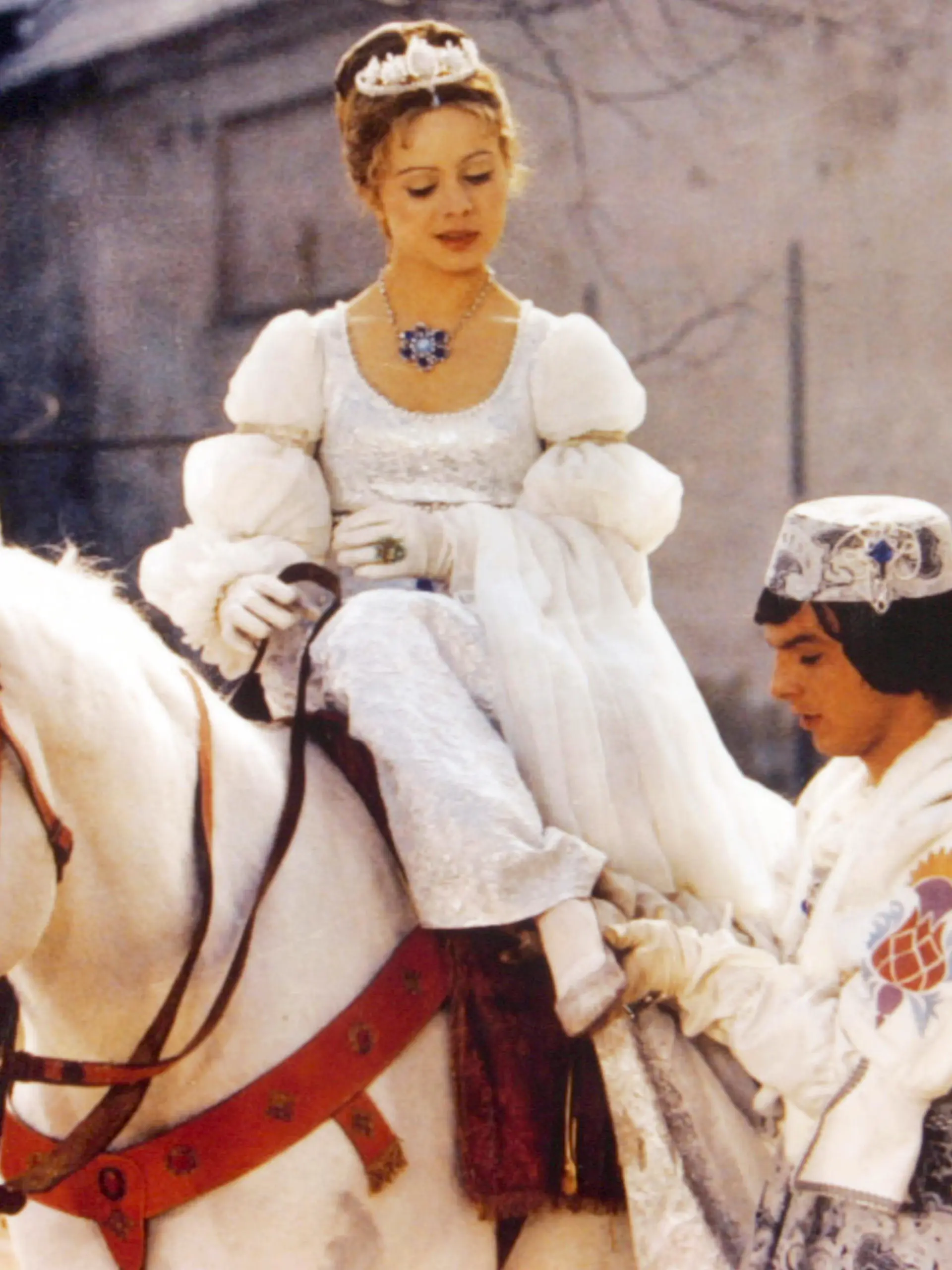 Der Prinz (Pavel Travnicek) passt Aschenbrödel (Libuse Safrankova) im Film "Drei Haselnüsse für Aschenbrödel" den verlorenen Schuh an (undatierte Filmszene). Der tschechisch-ostdeutsche Märchenfilm «Drei Haselnüsse für Aschenbrödel» mit seinem zauberhaften Ende gehört nicht nur für Kinder zum weihnachtlichen Pflichtprogramm. Seit 33 Jahren flimmert diese Szene alljährlich zu Weihnachten weltweit über die Fernsehbildschirme. dpa (zu dpa 0693 - Achtung: Verwendung nur zur Berichterstattung über o.g. Film bei Nennung "Bild: WDR/DEGETO")   +++(c) dpa - Bildfunk+++