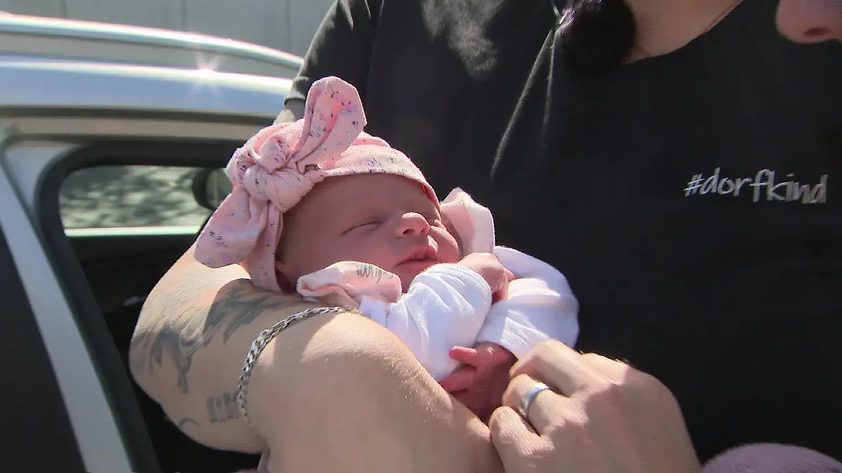 Ihr Vater fing die Kleine bei Parkplatz-Entbindung auf! Baby Thea hat es eilig