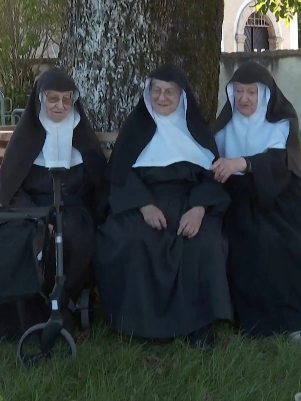 Drei Nonnen besetzen ein Kloster in Österreich.