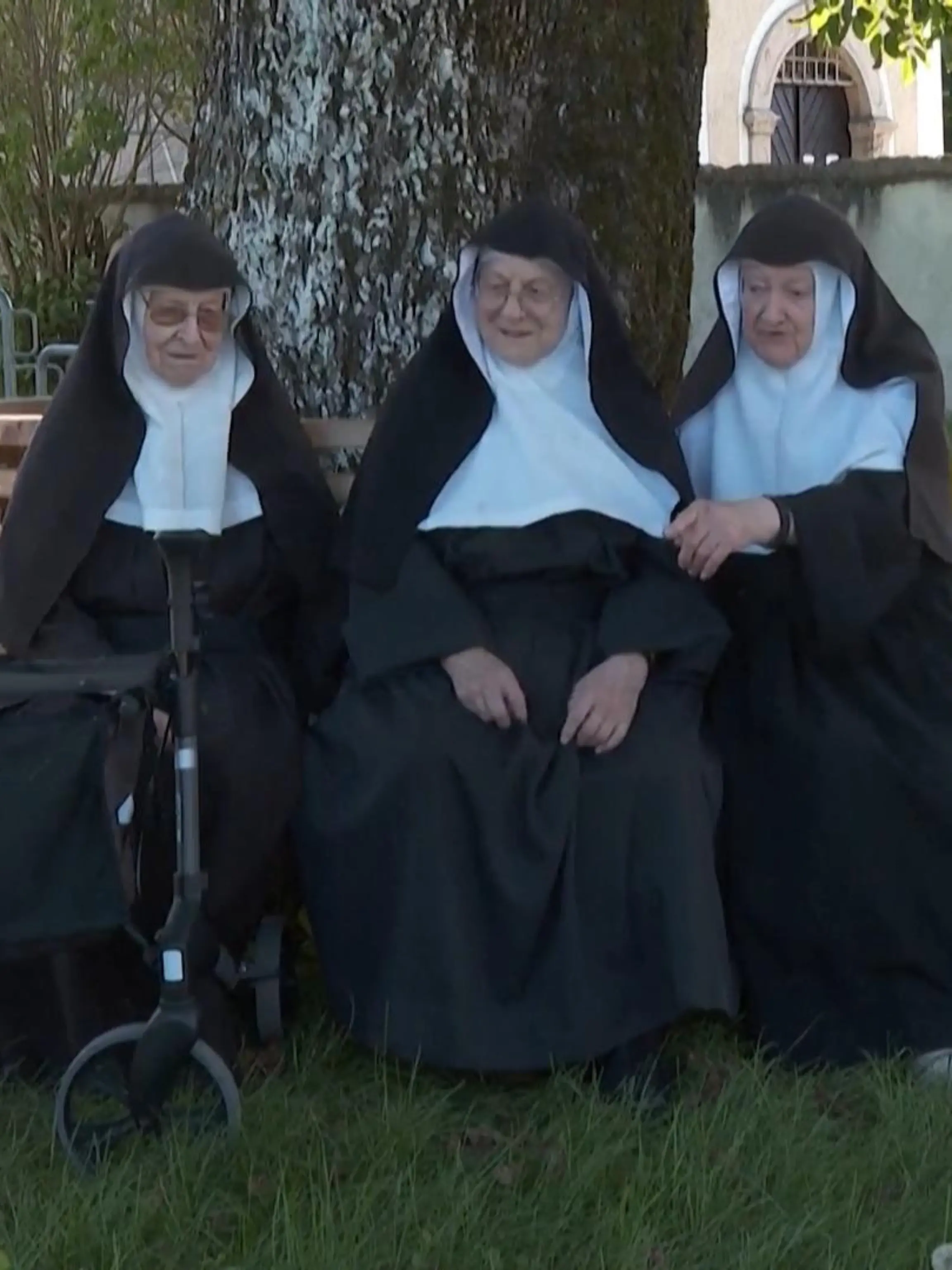 Drei Nonnen besetzen ein Kloster in Österreich.