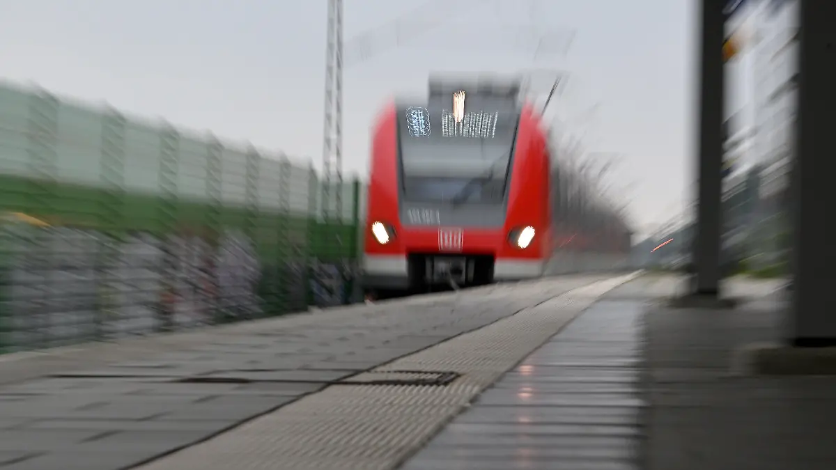 Ein Jugendlicher ließ sich im Wetzlarer Bahnhof mit seinem Roller ein Stück entlang des Bahnsteigs mitziehen. (Symbolbild)