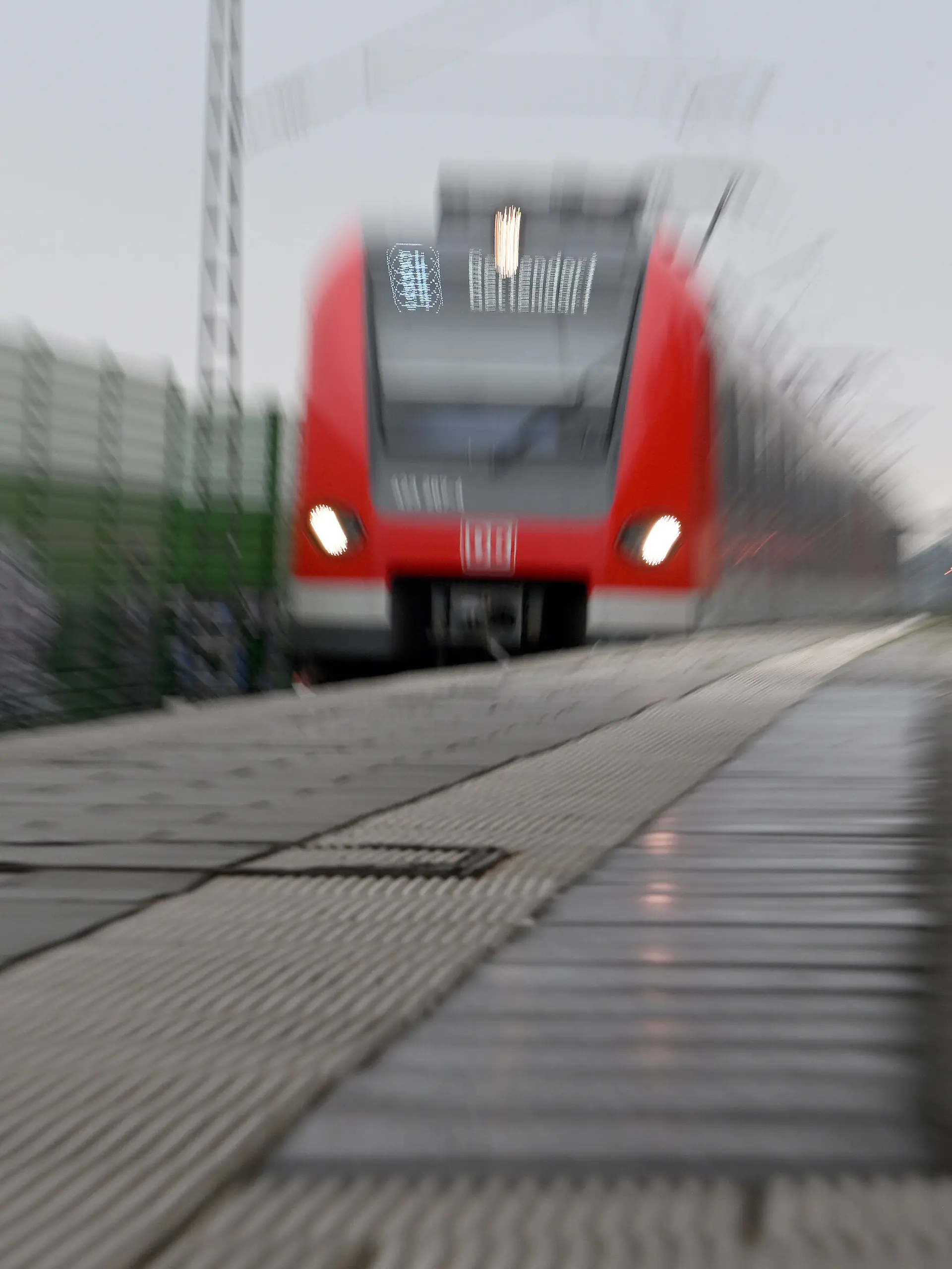 Bild zu: "Pendler ächzen unter Spritpreis-Wahnsinn! Kommt jetzt das 9-Euro-Ticket zurück?"