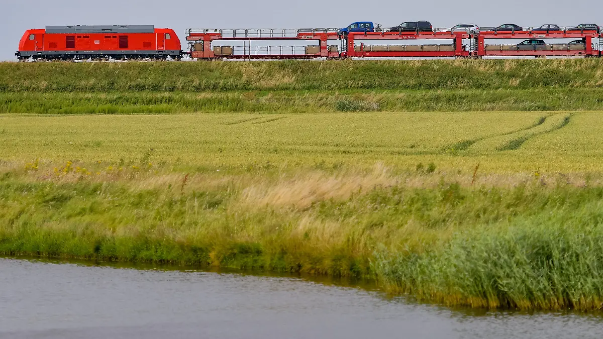 Der Sylt-Shuttle, mit dem von der Deutschen Bahn Autos vom Festland nach Westerland auf Sylt transportiert werden, fährt in der Nähe von Klanxbüll über den Hindenburgdamm.