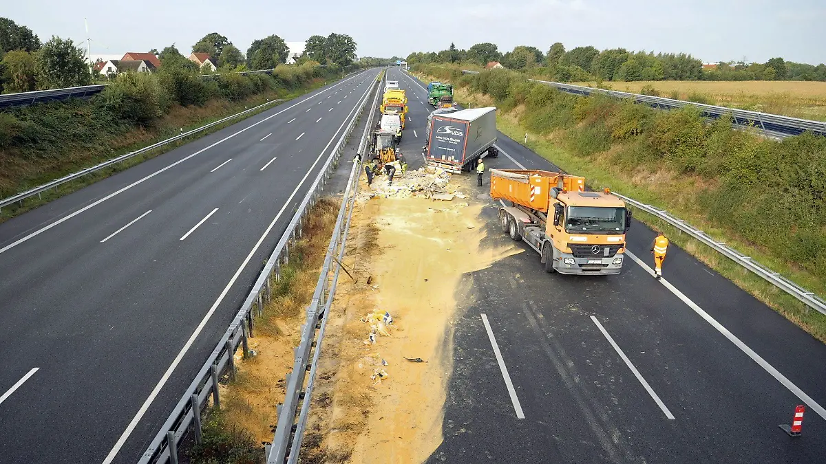 Desinfektionsgranulat liegt auf der Fahrbahn der Autobahn 1. Beide Richtungen sind voraussichtlich bis zum Nachmittag gesperrt. 