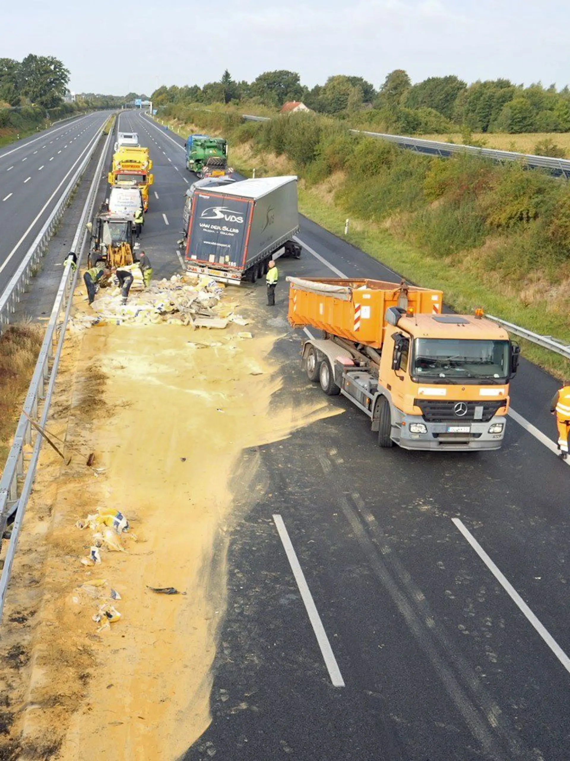 Desinfektionsgranulat liegt auf der Fahrbahn der Autobahn 1. Beide Richtungen sind voraussichtlich bis zum Nachmittag gesperrt.
