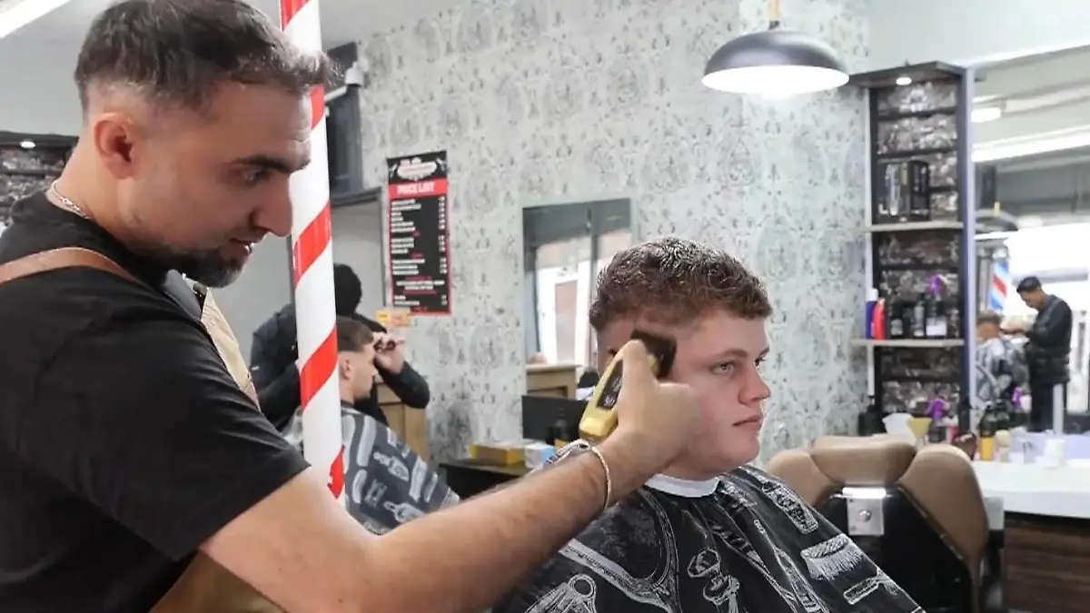 Waschen, schneiden, Leben retten! Dieser Haarschnitt war unbezahlbar Friseur entdeckt auffällige Beule