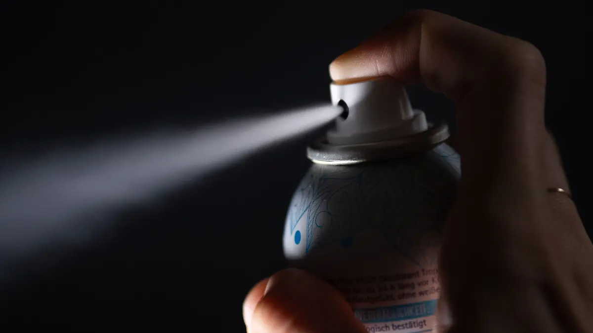 Schon seit Jahren warnen Behörden vor massiven Gesundheitsgefahren durch die sogenannte Deo-Challenge. (Symbolfoto)