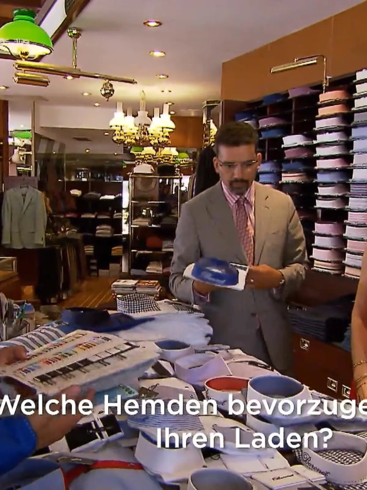 Bild zu: "Hat Malek diesmal Erfolg mit seinen Hemden?"