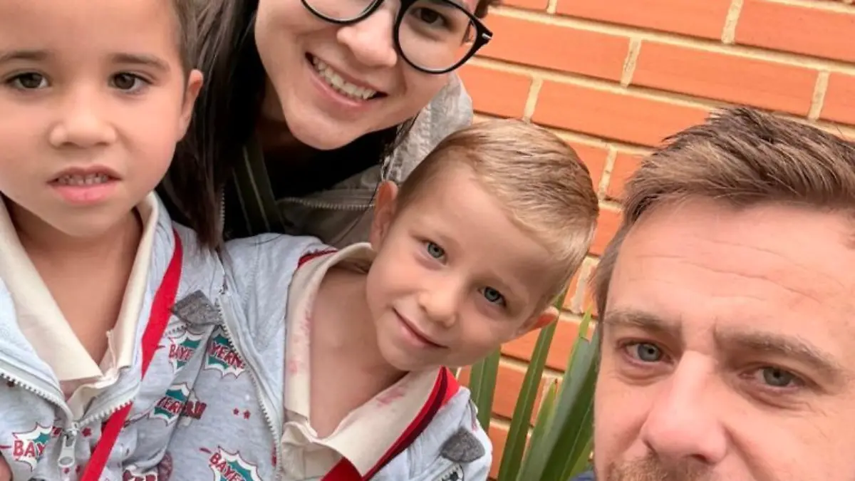 Stefan und Laura Staub und ihre beiden Zwillingssöhne Julian und Sebastian stehen an Ollis Seite. 