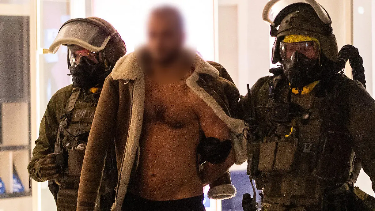 08.01.2023, Nordrhein-Westfalen, Castrop-Rauxel: Ein Mann wird von Beamten des Spezialeinsatzkommandos (SEK) mit Schutzmaske in Gewahrsam genommen. Anti-Terror-Ermittler haben in Castrop-Rauxel im nördlichen Ruhrgebiet einen 32-Jährigen festgenommen, der einen islamistischen Anschlag vorbereitet haben soll. Der 32-Jährige und eine weitere Person seien in Gewahrsam genommen worden. Foto: WTVnews/dpa +++ dpa-Bildfunk +++