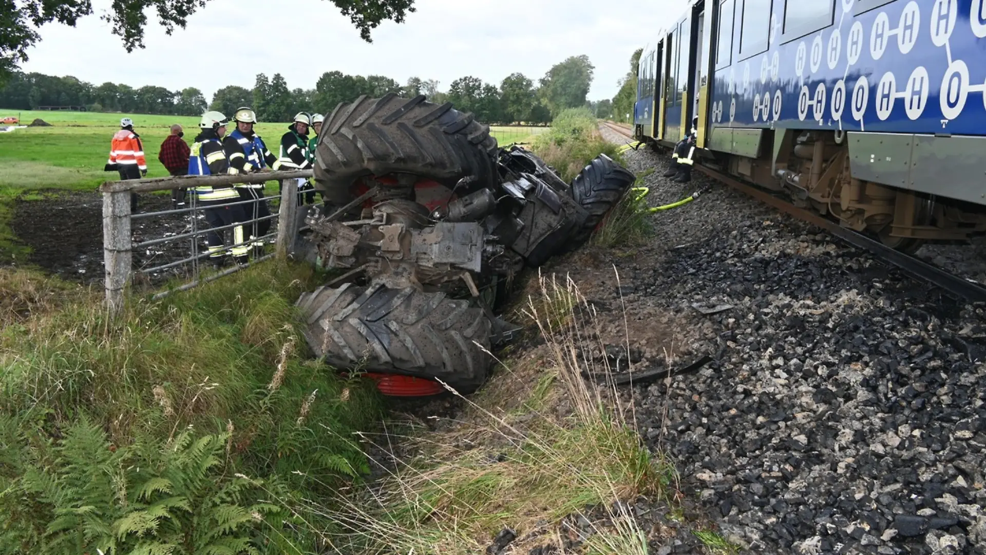 Durch die Wucht des Aufpralls wurde der Traktor in den Seitenraum geschleudert und dabei völlig zerstört.
