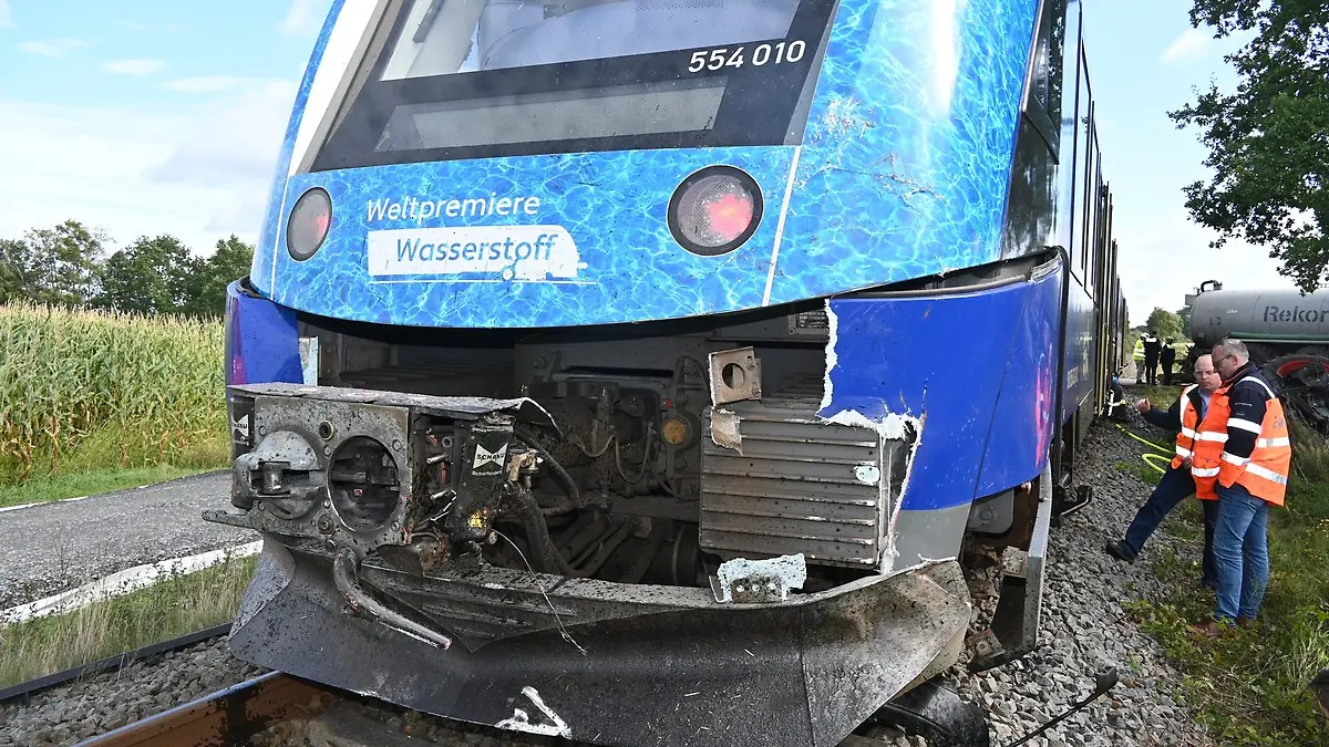Der Triebwagen entgleist und wird stark beschädigt.