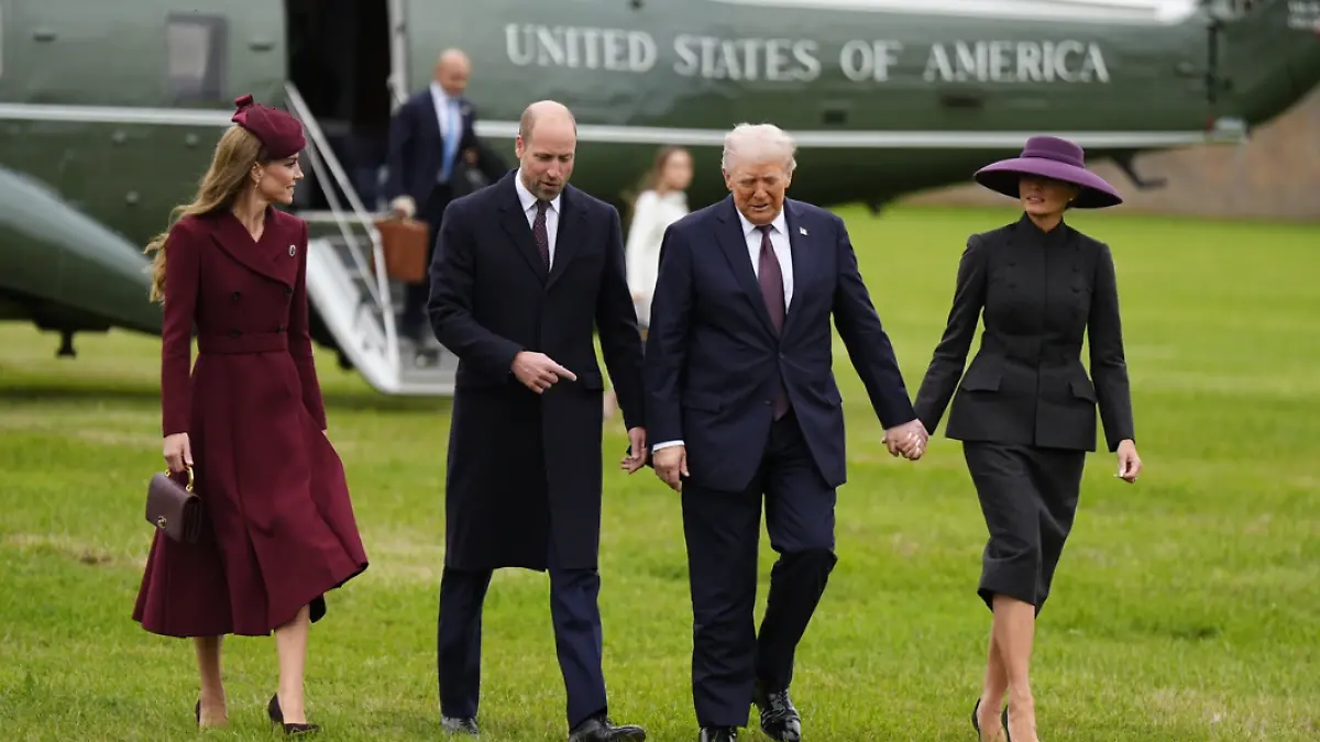 Donald und Melania Trump halten Händchen, während sie mit Prinzessin Kate und Prinz William zu den Kutschen laufen. 