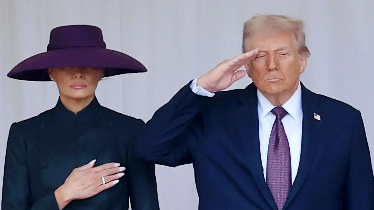 First Lady Melania Trump und Präsident Donald Trump salutieren bei der feierlichen Begrüßung auf Schloss Windsor, Berkshire, am ersten Tag des zweiten Staatsbesuchs des Präsidenten in Großbritannien. 