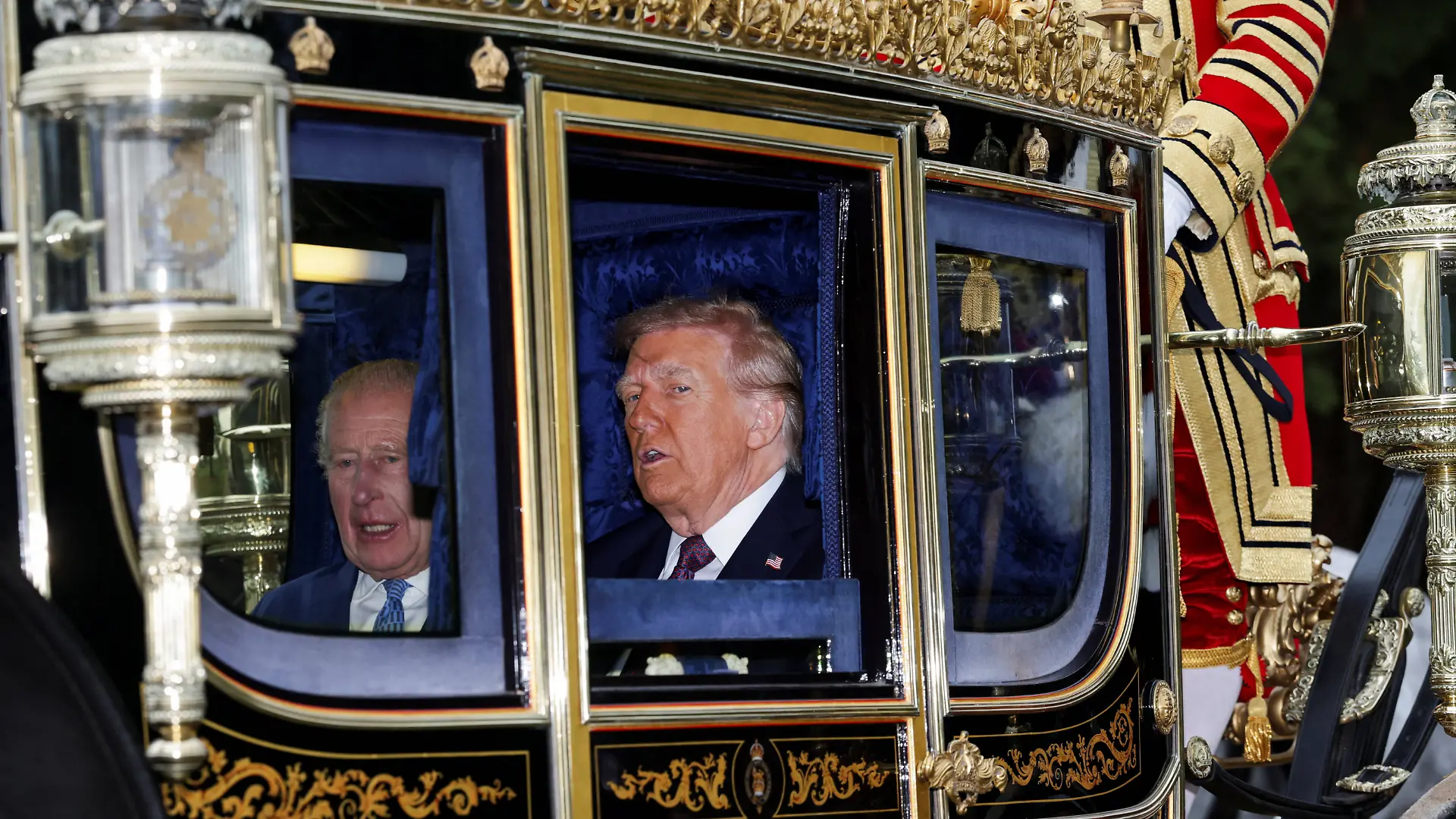 König Charles und Donald Trump teilen sich eine Kutsche. 