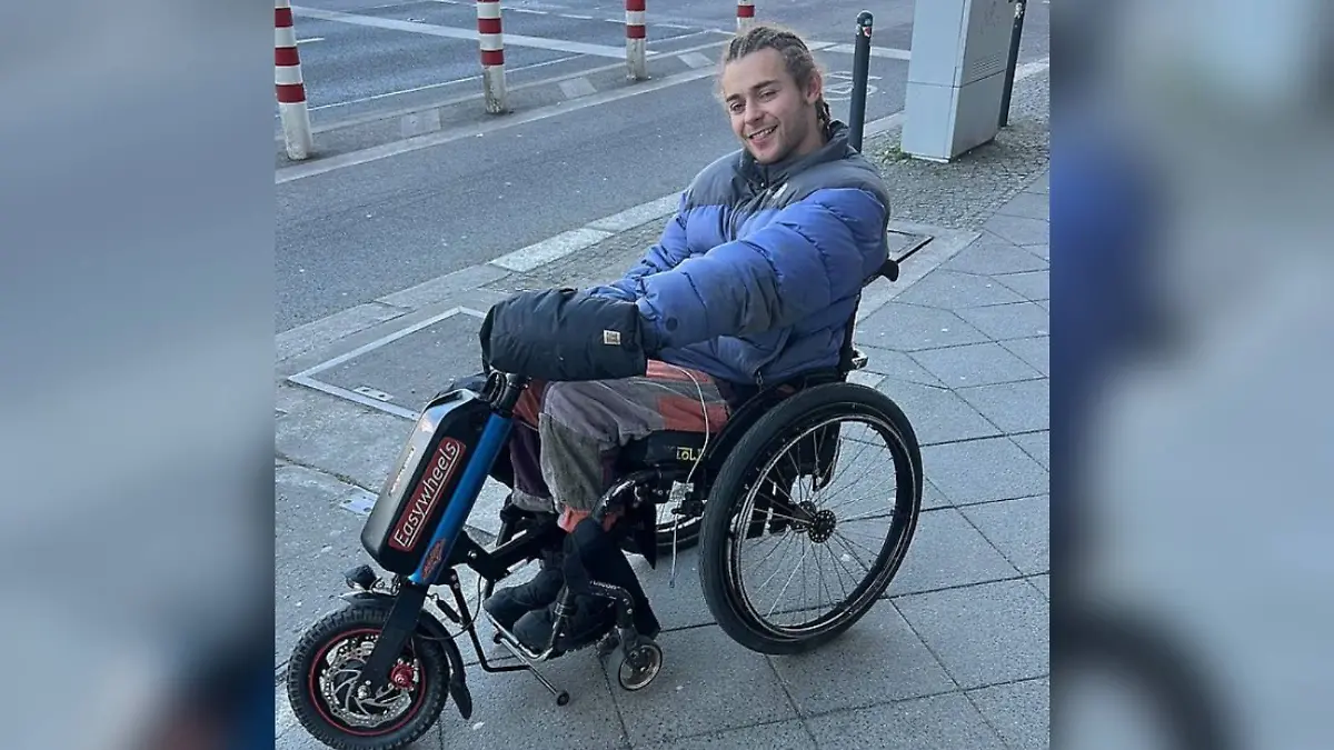 Orlando Cardozo in seinem Rollstuhl