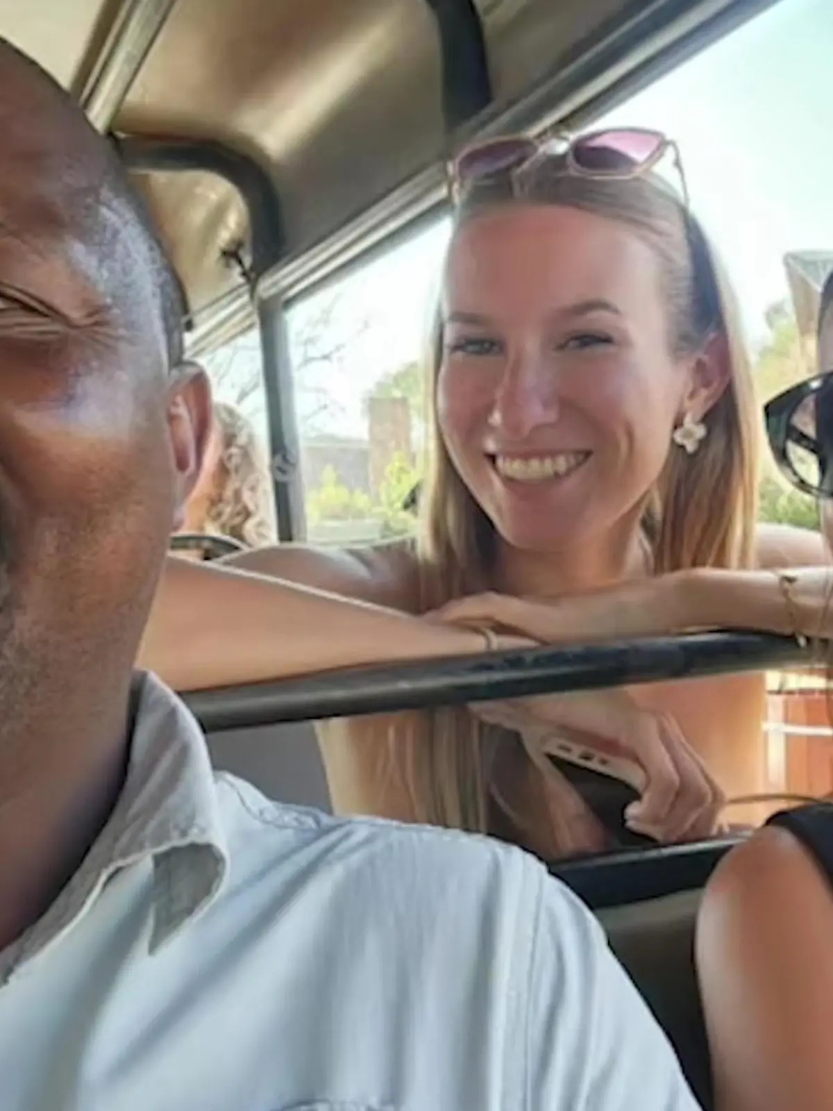 Bild zu: "Deutsche Touristinnen erfüllen ihrem Fahrer Lebenstraum – mit DIESER Herzensgeste"