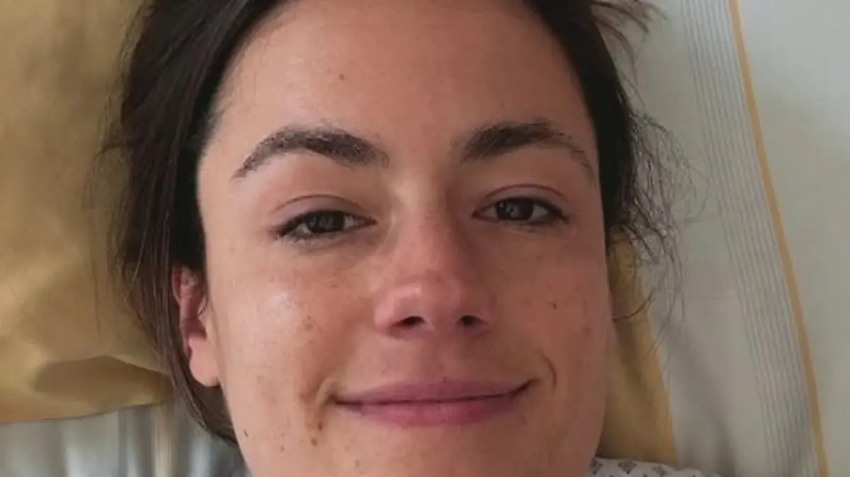 Am Mittwoch postet Irina Schlauch ein Foto von sich im Krankenhaus-Outfit.
