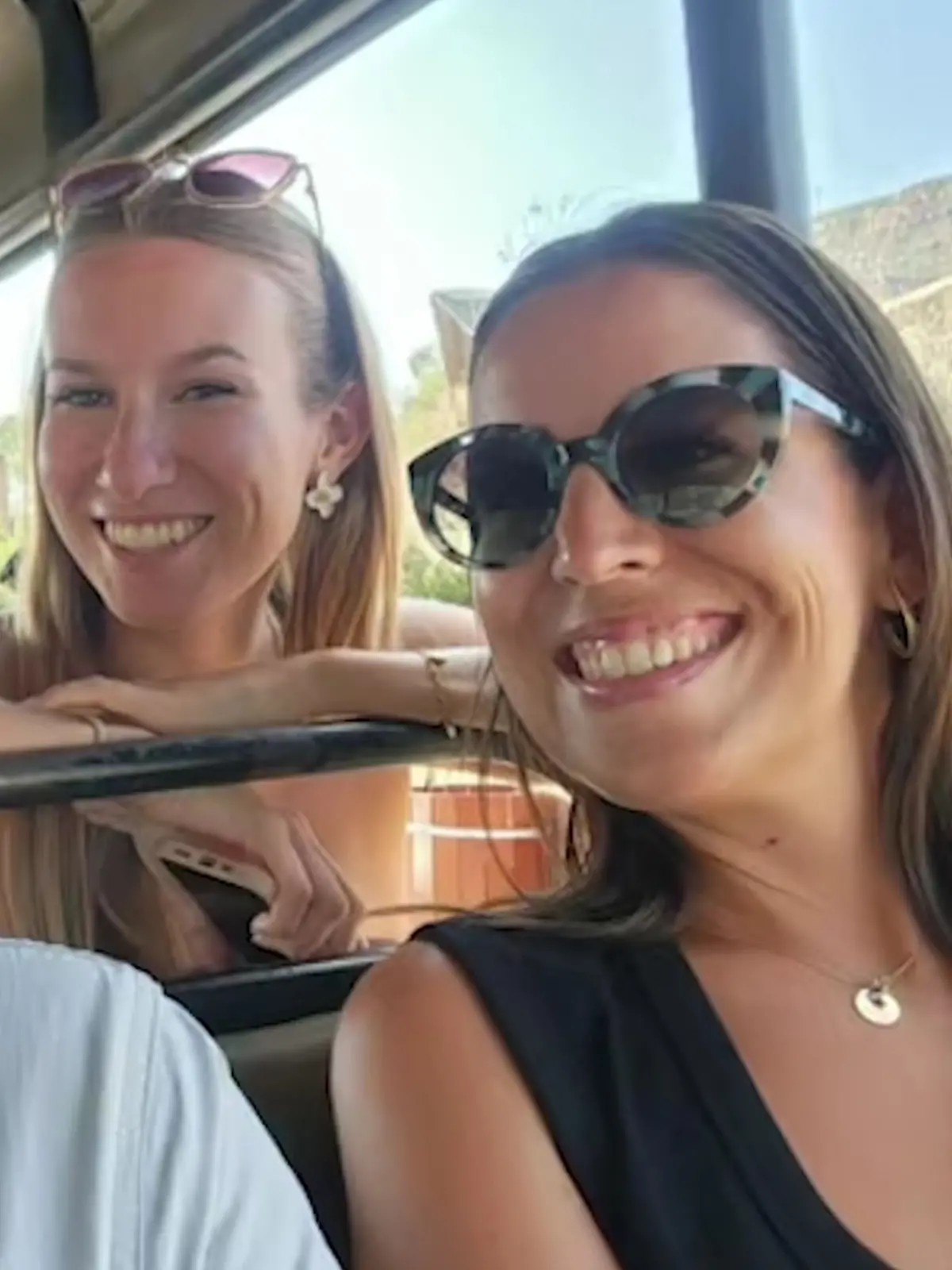 Bild zu: "Deutsche Touristinnen erfüllen ihrem Fahrer Lebenstraum – mit DIESER Herzensgeste"