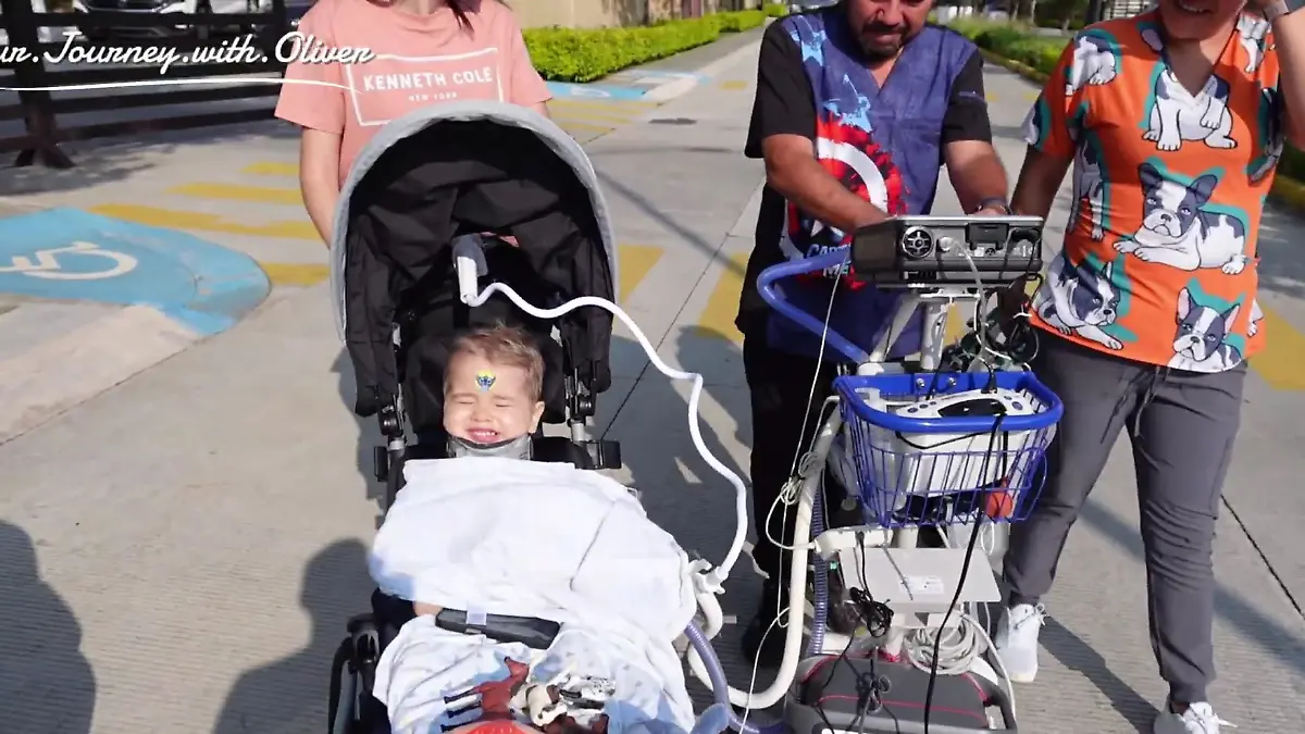 In einem speziellen Kinderwagen kann Olli seine Familie nach draußen begleiten.