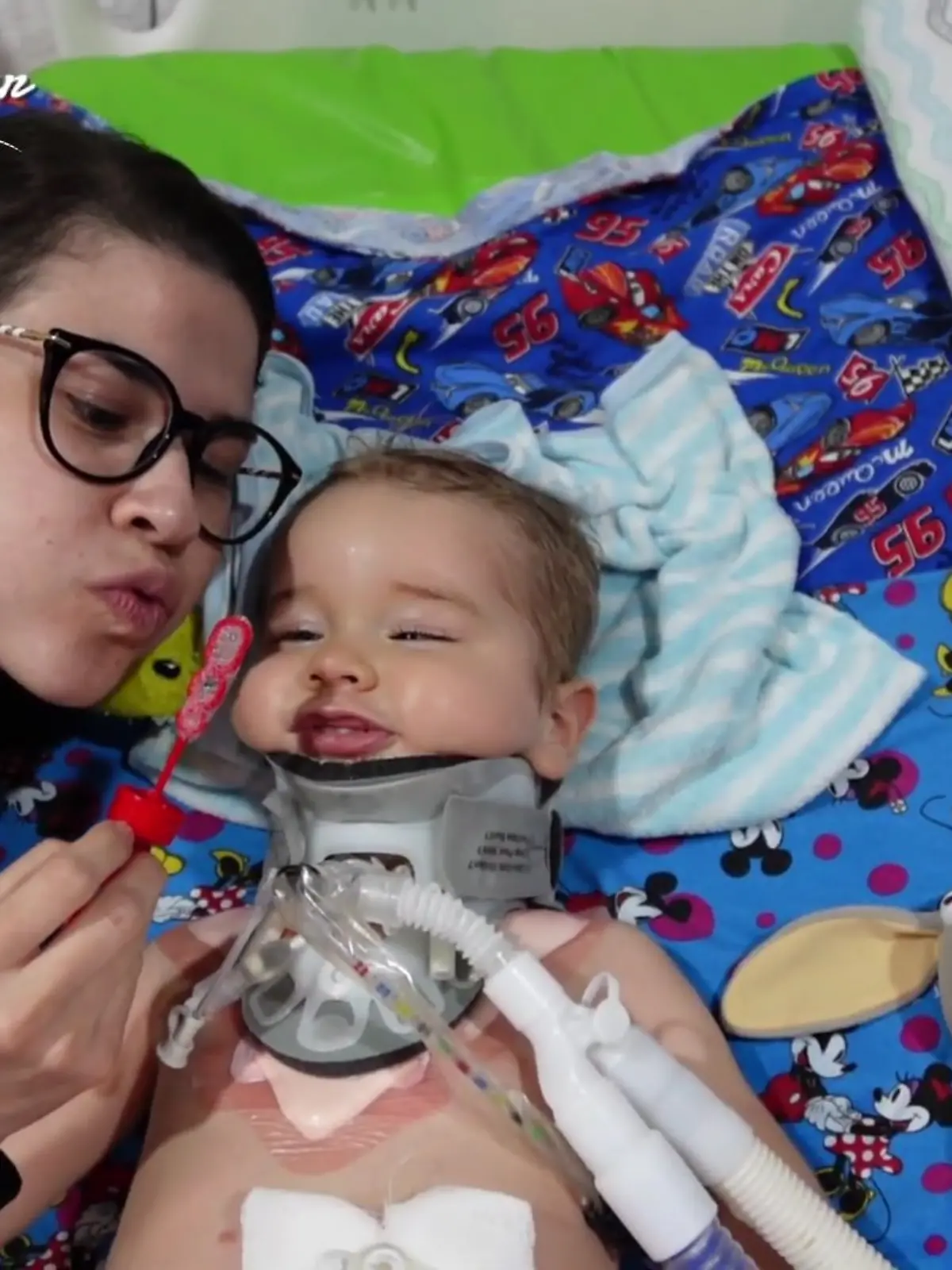 Mama Laura bespaßt ihren kleinen Sohn Olli vor dem Schlafengehen.