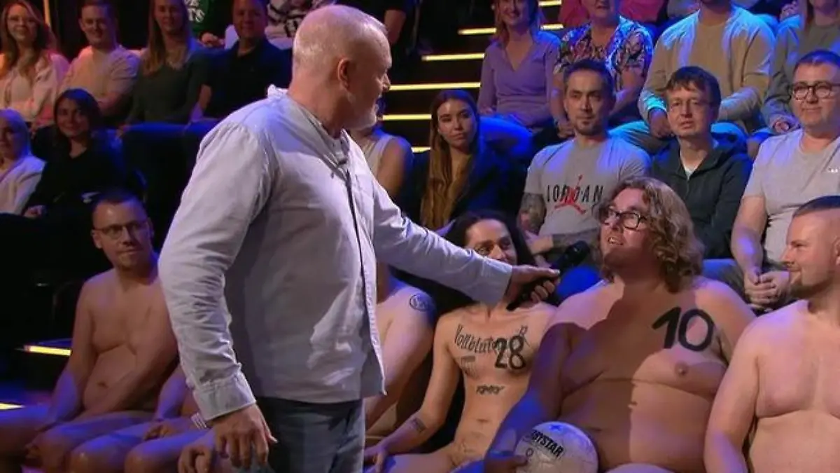 Stefan begrüßt die „deutsche NACKTionalmannschaft“ Nacktes Studio-Publikum bei Raab