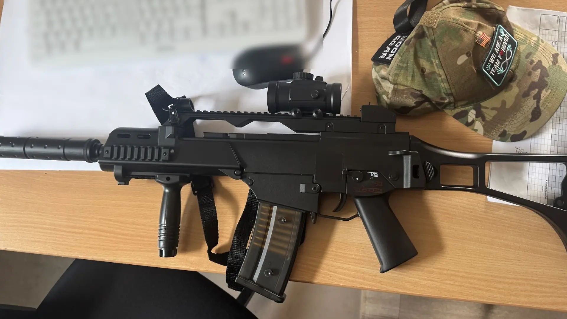Das Gewehr sieht täuschend echt aus.