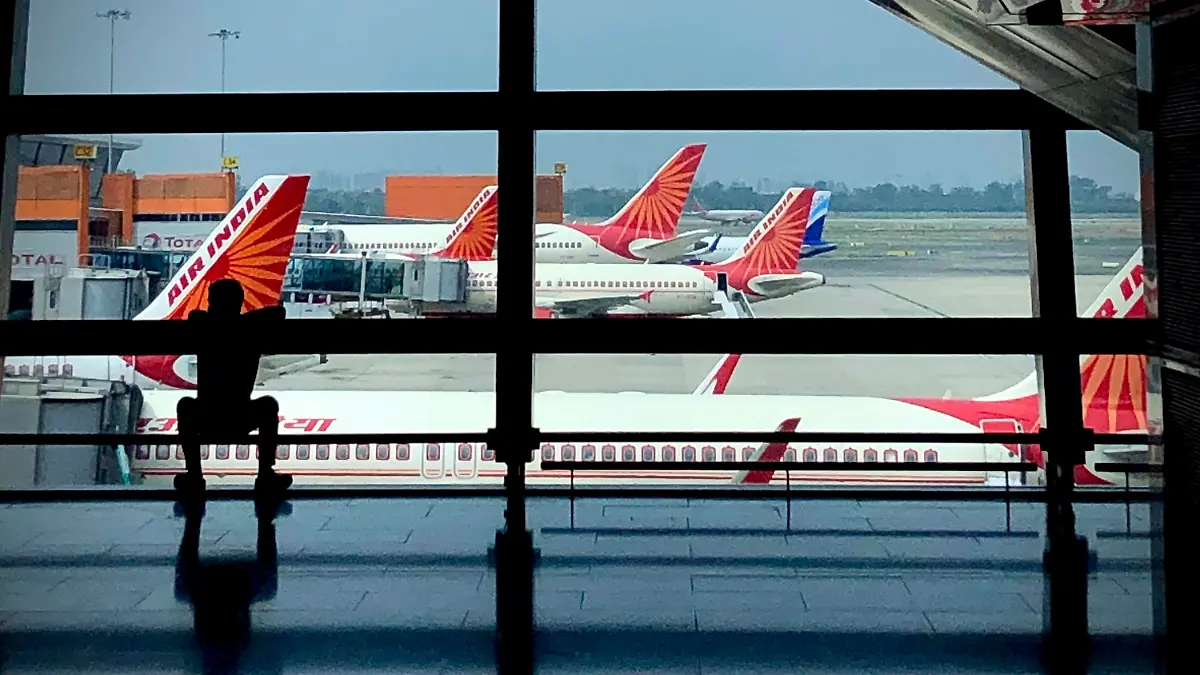 ARCHIV - 30.08.2021, Indien, Neu Delhi: Flugzeuge der Air India parken auf dem internationalen Flughafen Indira Gandh.
Nachdem ein Mann in einem Air-India-Flugzeug auf eine Mitreisende uriniert haben soll, hat sich die hinter der Airline stehende Tata Group geäußert. «Die Reaktion von Air India hätte viel schneller sein sollen. Wir haben nicht der Situation gerecht gehandelt.» Der Vorfall ereignete sich bereits im November. Foto: Manish Swarup/AP/dpa +++ dpa-Bildfunk +++