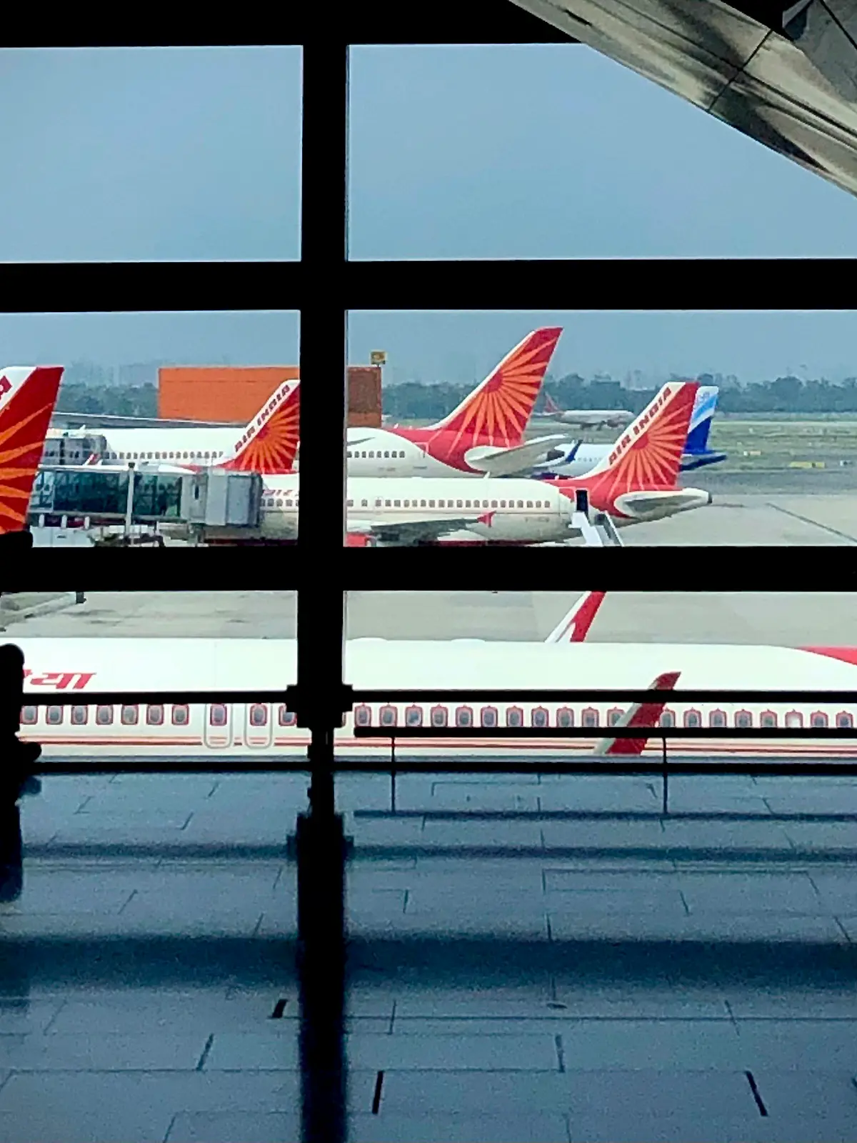 ARCHIV - 30.08.2021, Indien, Neu Delhi: Flugzeuge der Air India parken auf dem internationalen Flughafen Indira Gandh.
Nachdem ein Mann in einem Air-India-Flugzeug auf eine Mitreisende uriniert haben soll, hat sich die hinter der Airline stehende Tata Group geäußert. «Die Reaktion von Air India hätte viel schneller sein sollen. Wir haben nicht der Situation gerecht gehandelt.» Der Vorfall ereignete sich bereits im November. Foto: Manish Swarup/AP/dpa +++ dpa-Bildfunk +++