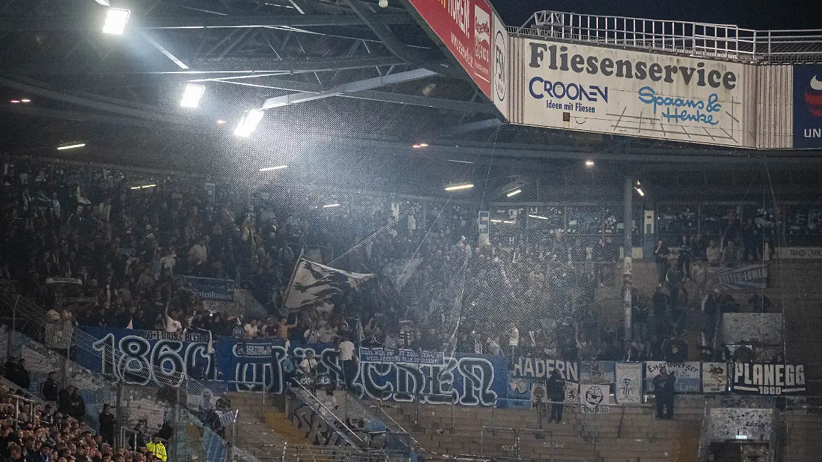 Rostock, Deutschland 17. September 2025: 3. Liga - 2025/2026 - FC Hansa Rostock vs. TSV 1860 München Im Bild: Fankurve von 1860