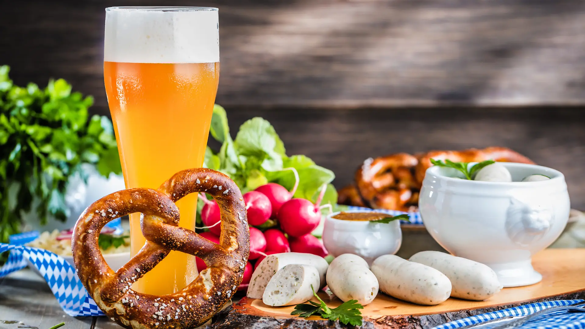 Weißbier, Weißwurst und Brezel sind die klassische Wiesn-Begleitung.