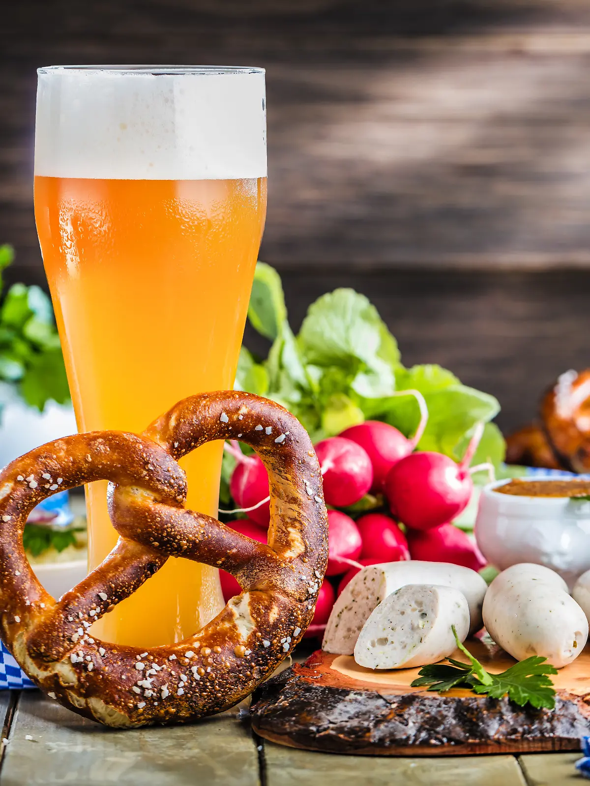 Weißbier, Weißwurst und Brezel sind die klassische Wiesn-Begleitung.
