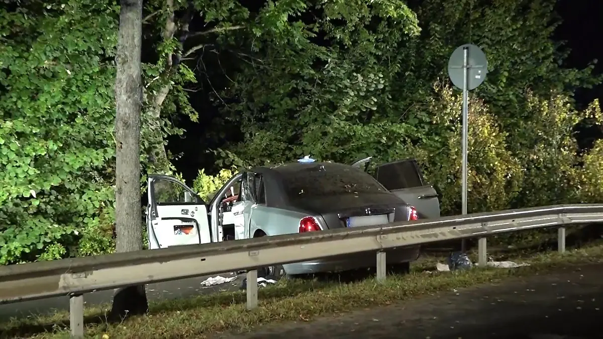 Rolls-Royce kracht in Baum - Beifahrer eingeklemmt Rätselhafter Unfall