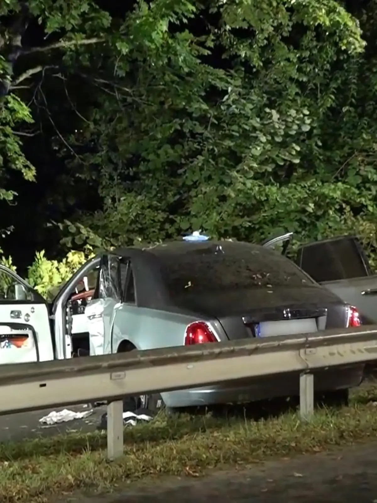 Bild zu: "Rolls-Royce kracht gegen Baum – Fahrer lässt Verletzten zurück!"