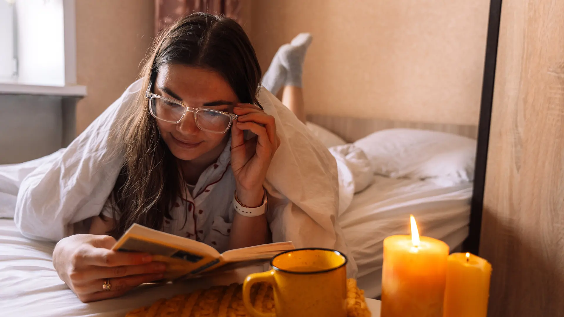 Frau liest ein Buch im Herbst.
