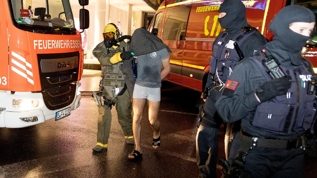 08.01.2023, Nordrhein-Westfalen, Castrop-Rauxel: Ein Mann wird von einem Beamten des Spezialeinsatzkommandos (SEK) mit Schutzmaske in Gewahrsam genommen. Anti-Terror-Ermittler haben in Castrop-Rauxel im nördlichen Ruhrgebiet einen 32-Jährigen festgenommen, der einen islamistischen Anschlag vorbereitet haben soll. Der 32-Jährige und eine weitere Person seien in Gewahrsam genommen worden. Foto: Karsten Wickern/dpa +++ dpa-Bildfunk +++