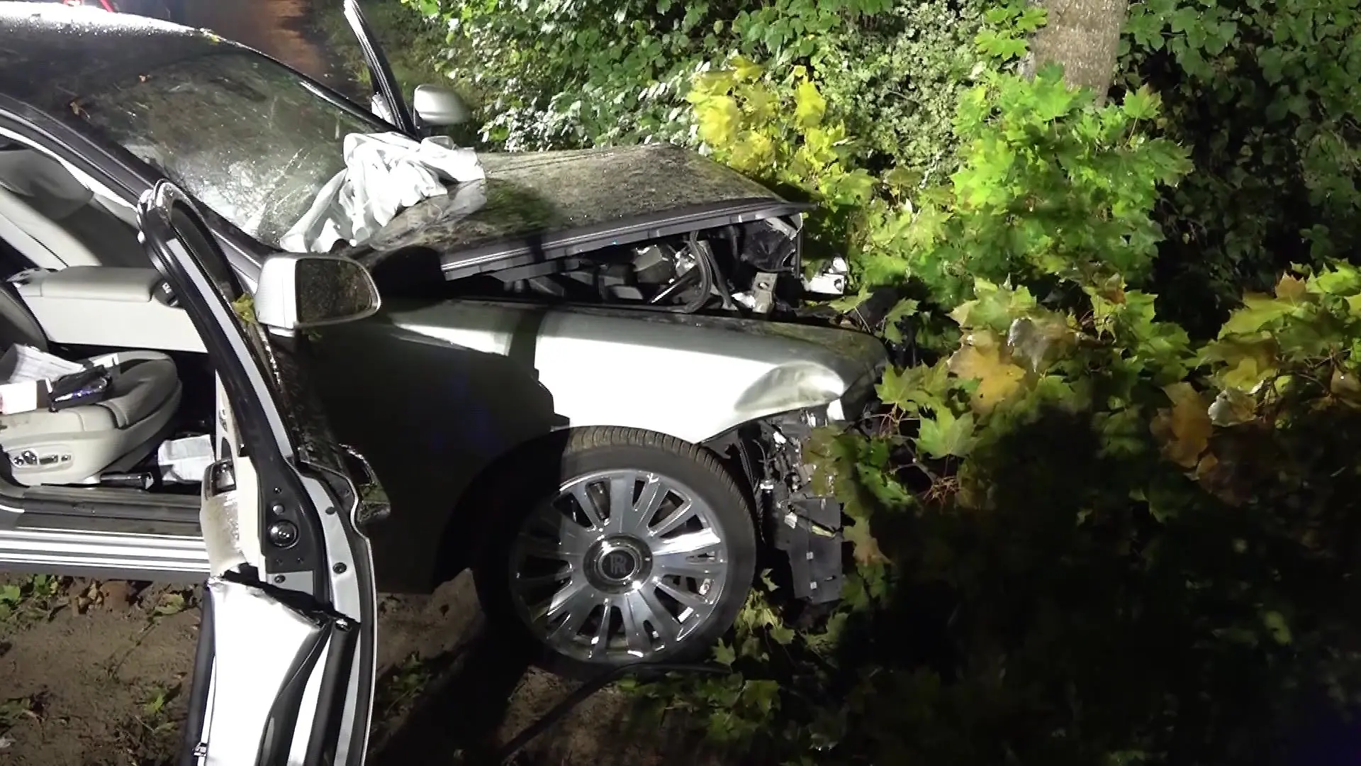 Das Auto ist frontal mit dem Baum zusammengestoßen.