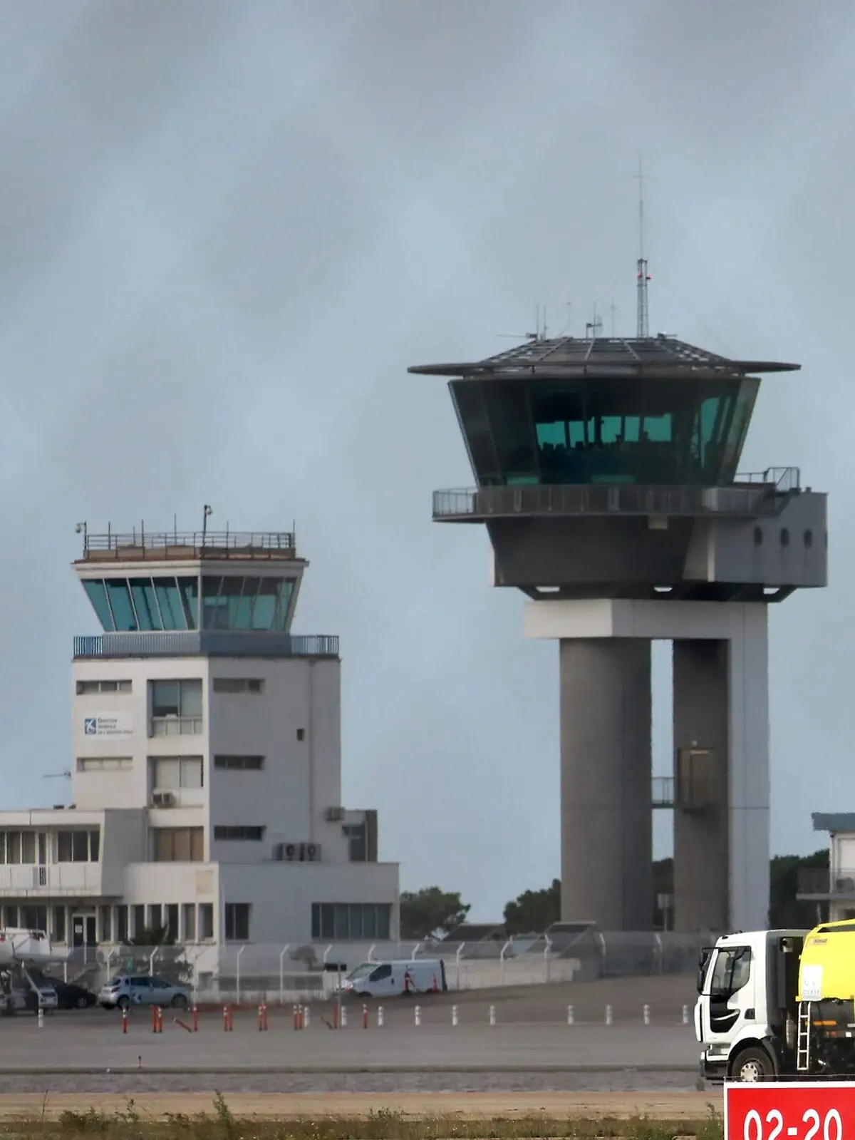 Tower des Flughafens Napoleon Bonaparte in Ajaccio auf der Mittelmeerinsel Korsika