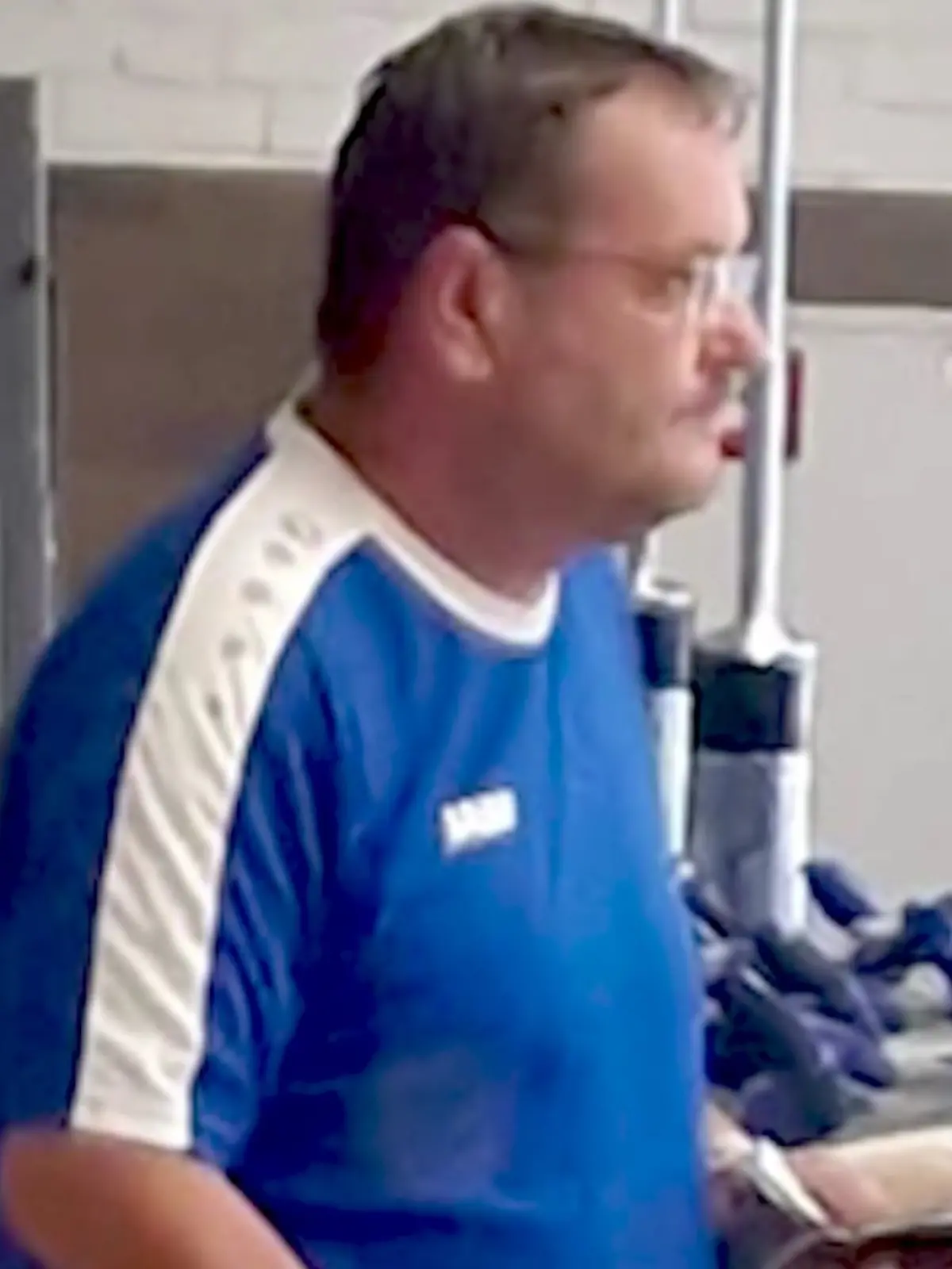 Ronny Egon H. starrt die Kassiererin an und lauert in dem Discounter auf. 