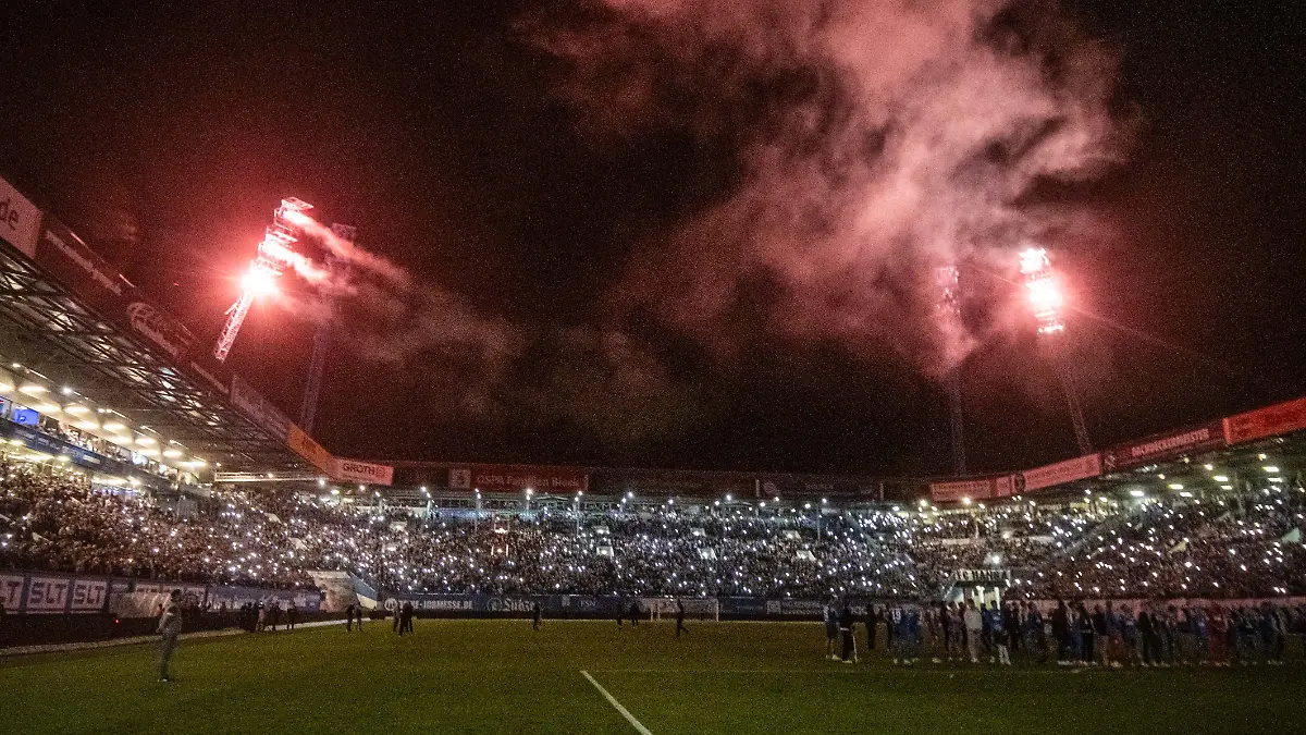 Rostock, Deutschland 17. September 2025: 3. Liga - 2025/2026 - FC Hansa Rostock vs. TSV 1860 München Im Bild: Im Bild: Verabschiedung der alten Flutlichtmasten mit Pyro