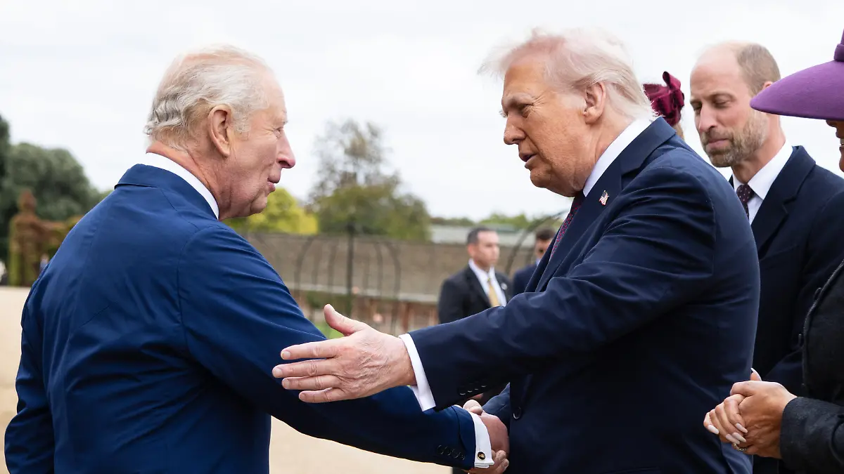 Überschwänglich begrüßt Donald Trump seinen „Freund” König Charles. 