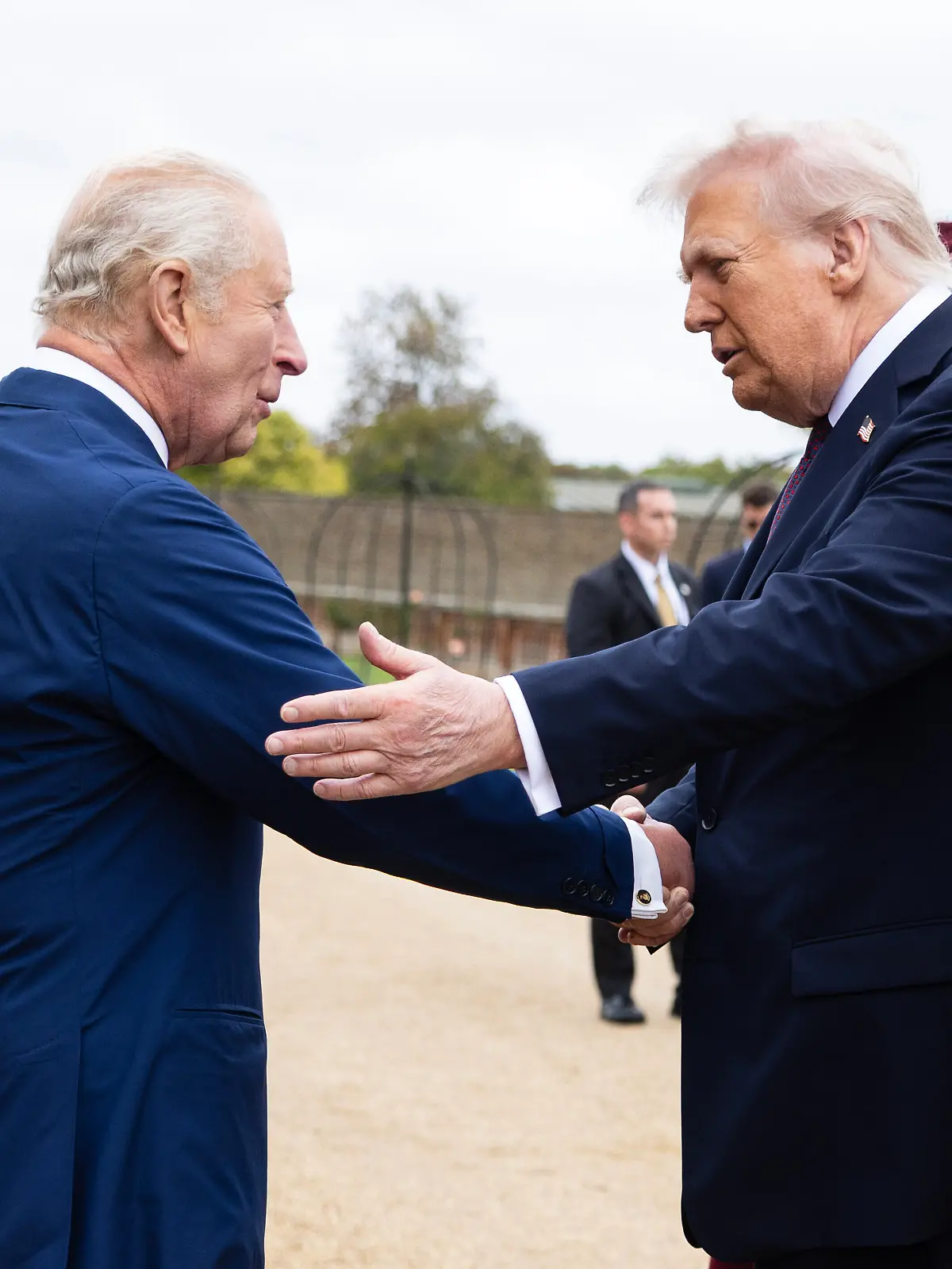 Überschwänglich begrüßt Donald Trump seinen „Freund” König Charles. 