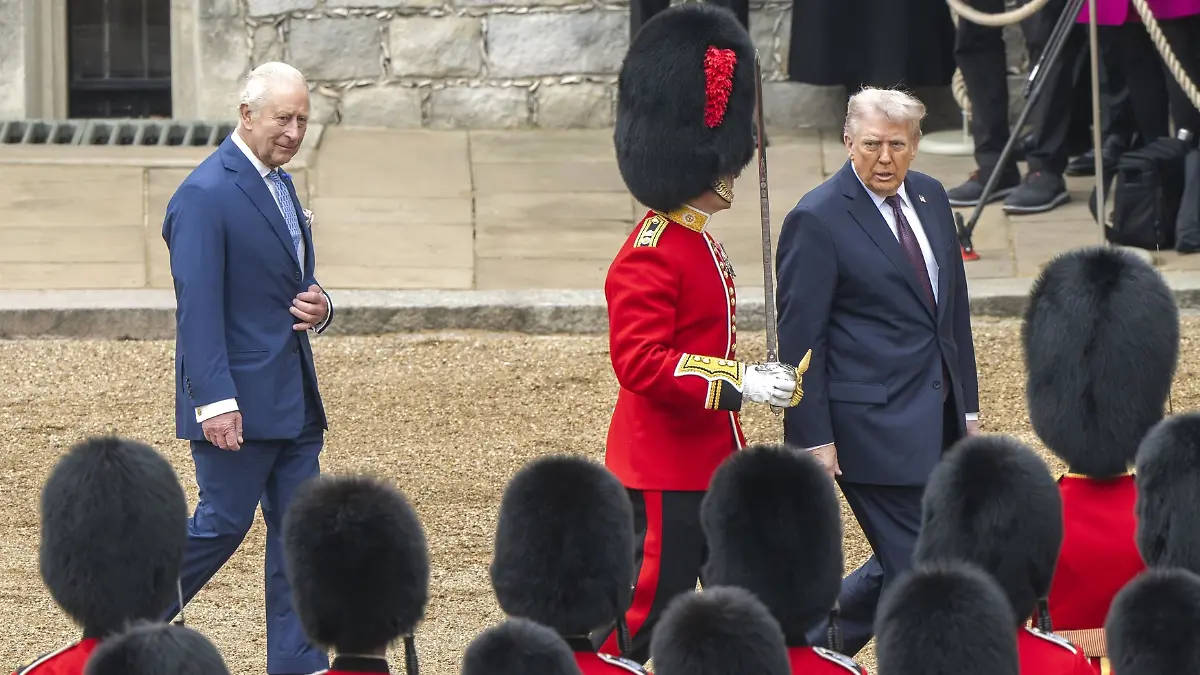 Donald Trump eilt voran - König Charles trottet hinterher. 