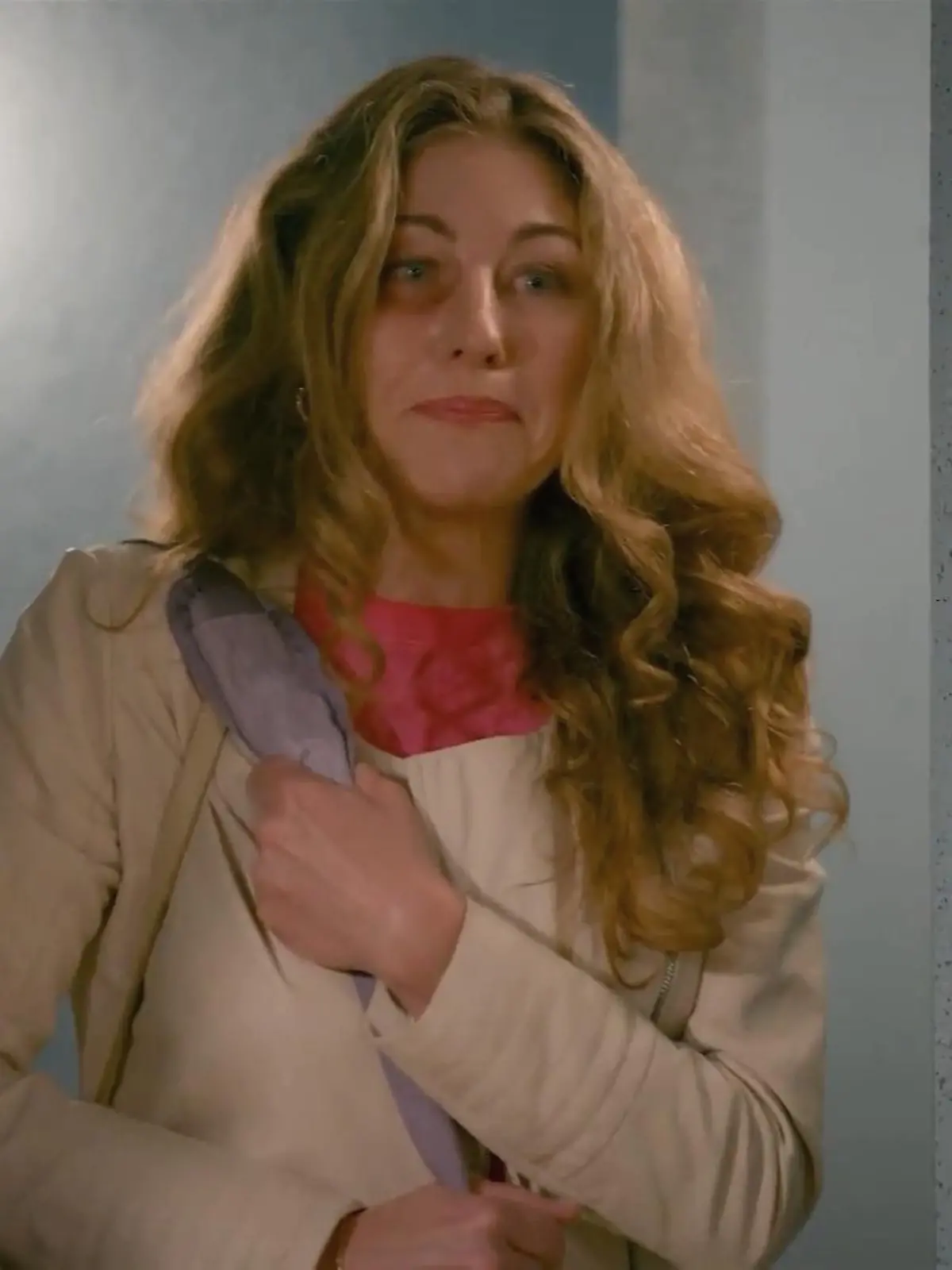 AWZ: Peggy steht mit einem blauen Auge bei Daniela vor der Tür
