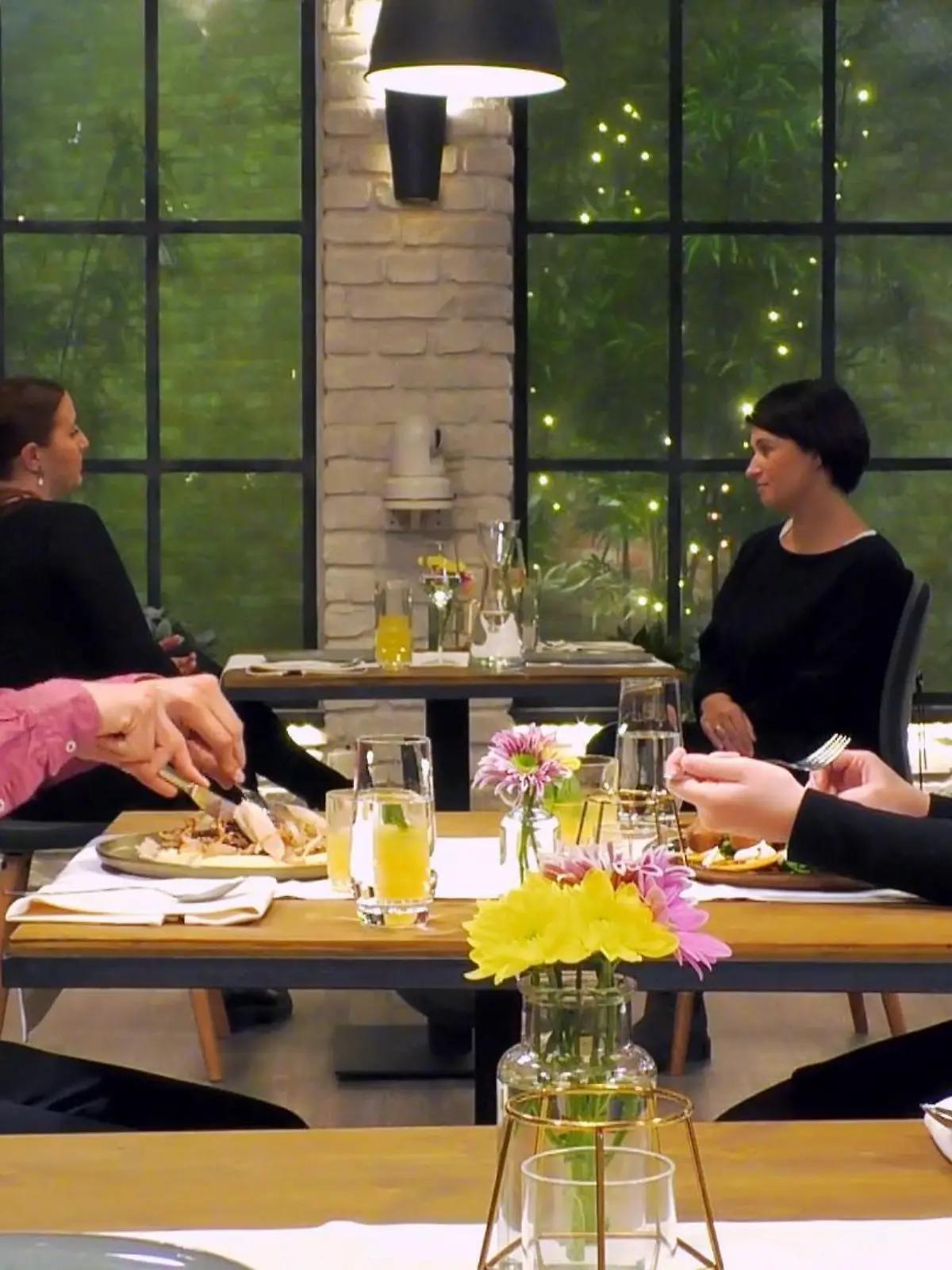 Bild zu: "Karl ist guter Dinge wegen des Dates"